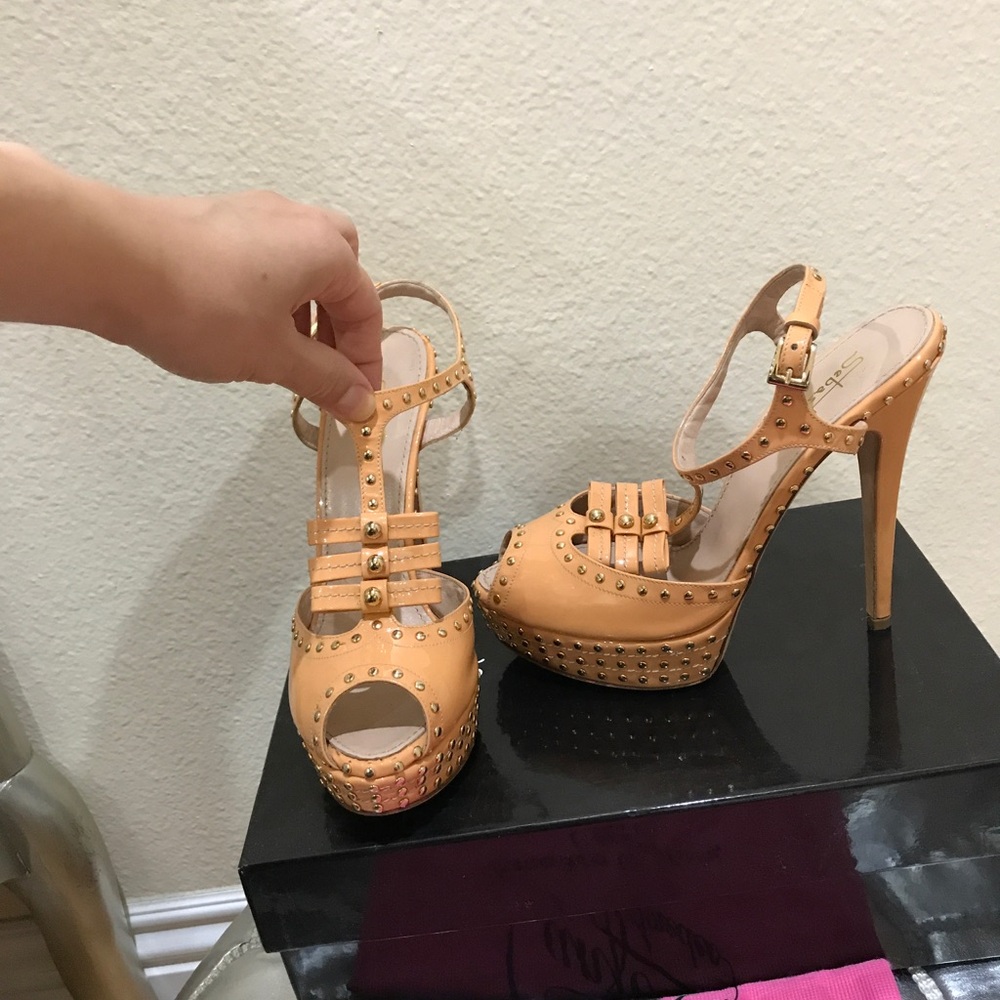 Platform pumps-like new, only worn soles
